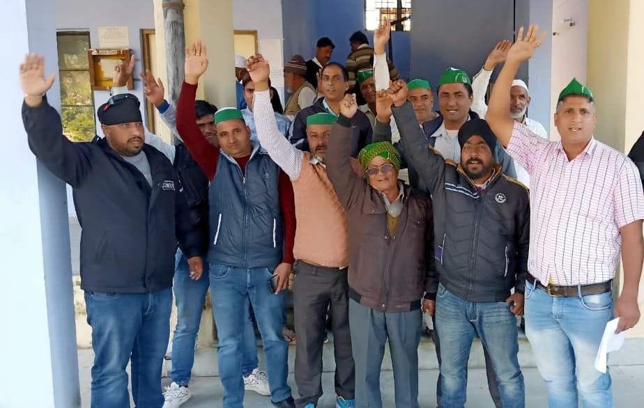 Mandi secretary accused of farmers harassment, demonstration