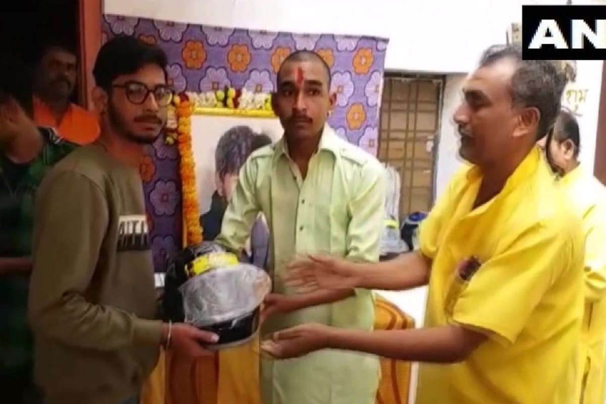 Madhya Pradesh :  A man whose son died in a road accident distributed helmets among the youth