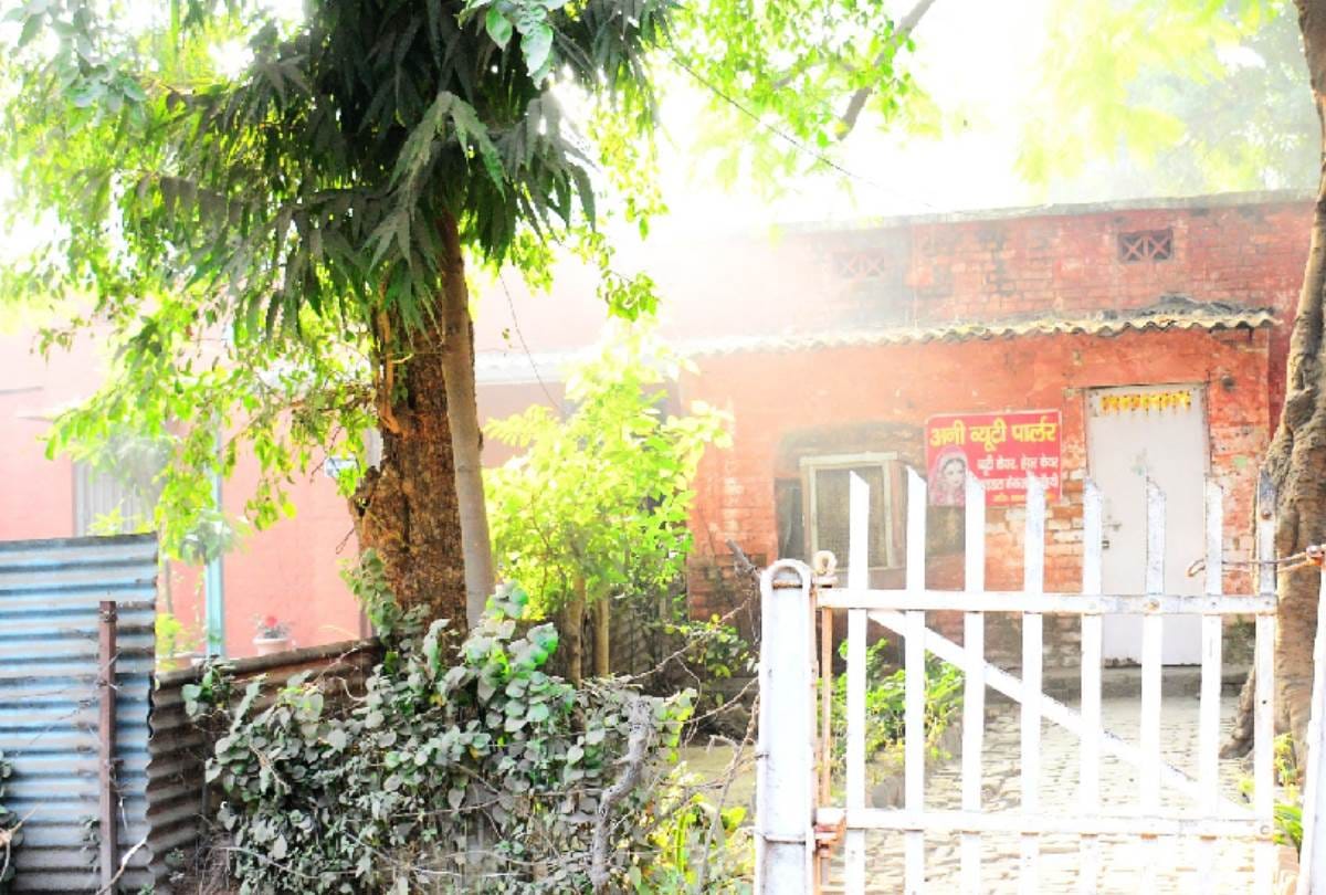 Illegal business are being run in railway colonies of lucknow