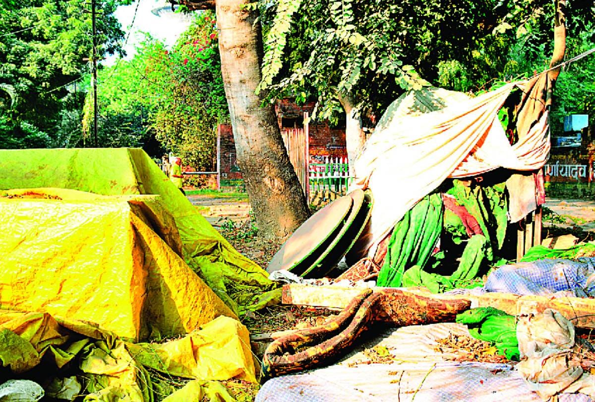 Illegal business are being run in railway colonies of lucknow