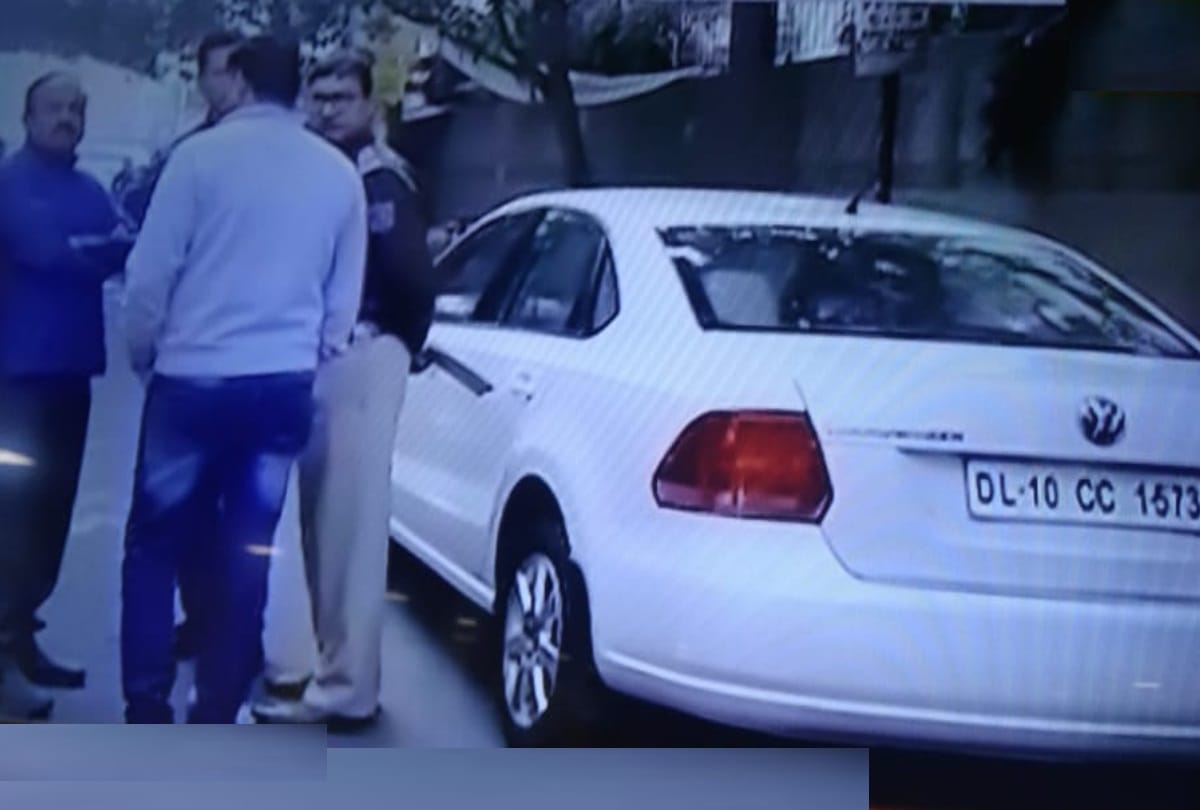 delhi rohini 2 dead bodies found in car police suspect first man shot woman then killed himself