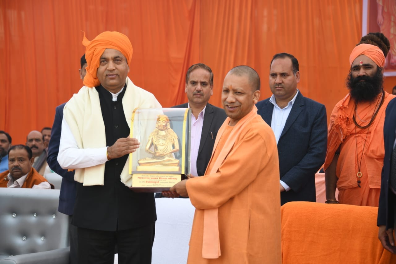 unique relation between uttarpradesh chief minister yogi adityanath and himachal cm jairam thakur