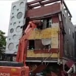 जीतू सोनी के अवैध निर्माण को गिराती नगर निगम की टीम