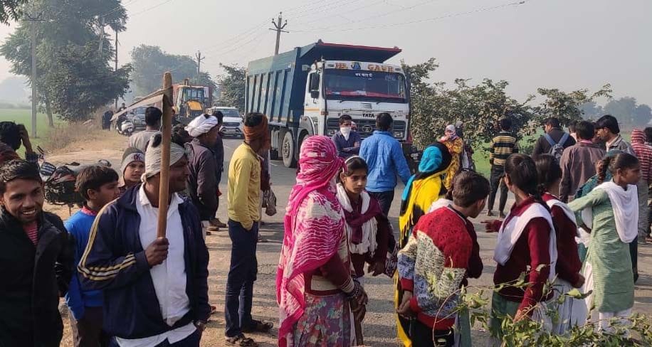 students block the road for conveience