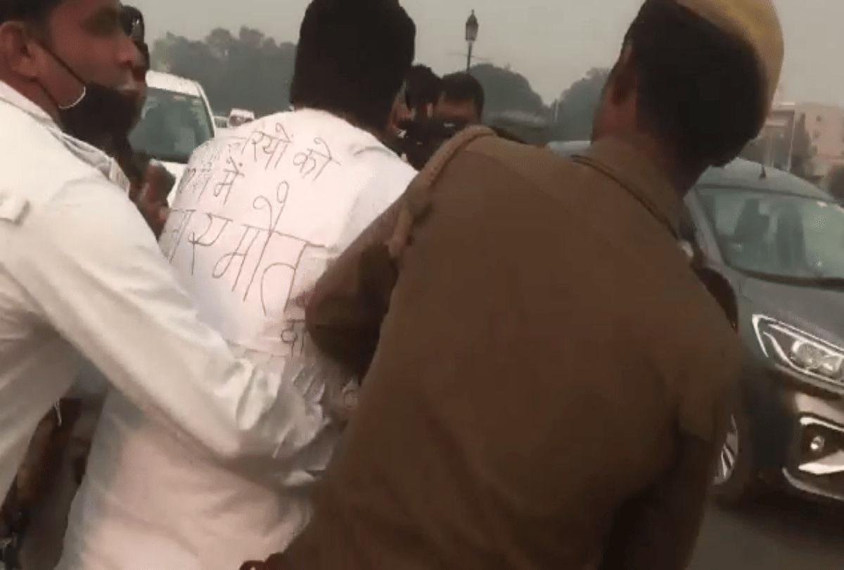 Delhi people protests at Vijay Chowk against crime with women after Nirbhaya Hyderabad case