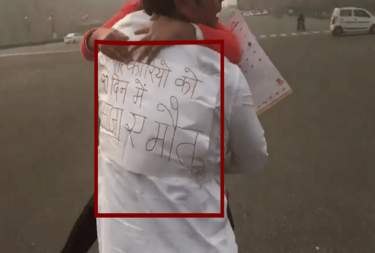 Delhi people protests at Vijay Chowk against crime with women after Nirbhaya Hyderabad case