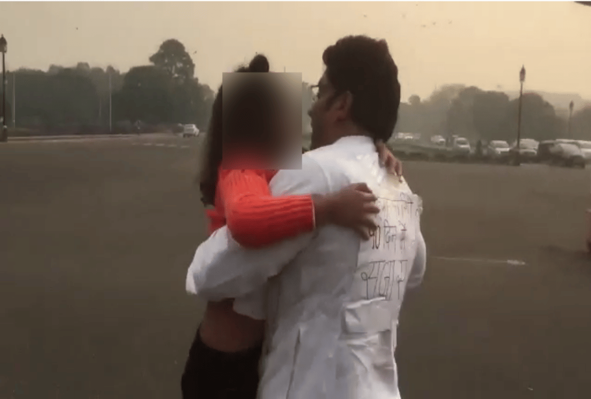 Delhi people protests at Vijay Chowk against crime with women after Nirbhaya Hyderabad case