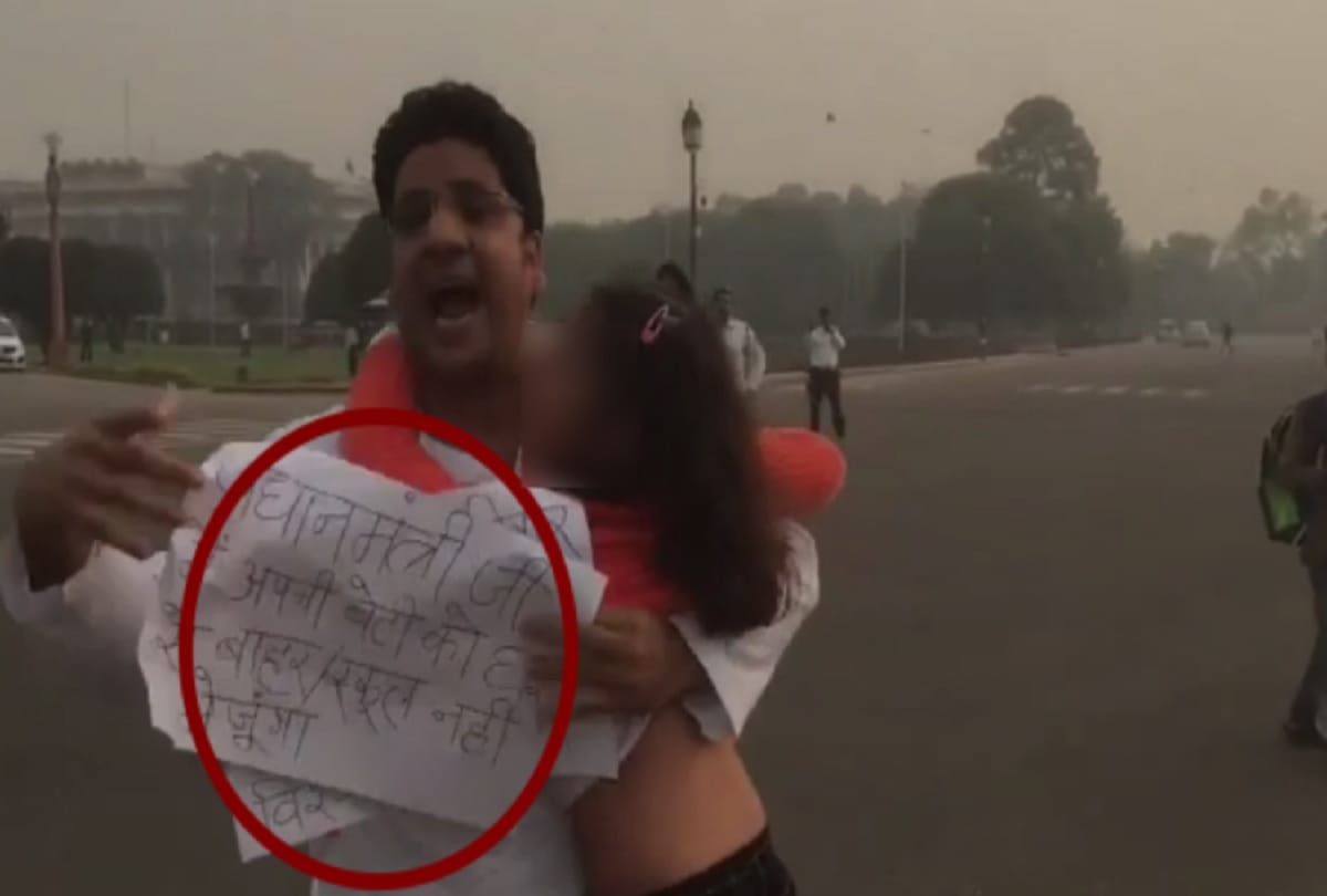 Delhi people protests at Vijay Chowk against crime with women after Nirbhaya Hyderabad case