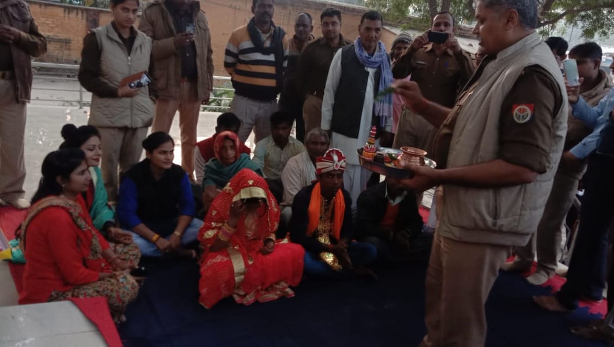Lover couple got married in police station