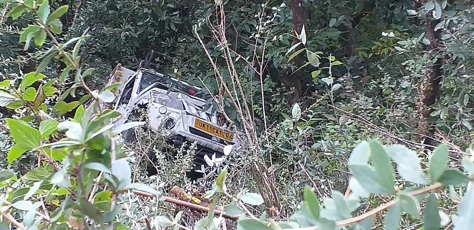 Speedy Vehicle Crushed Three people in chamoli one died