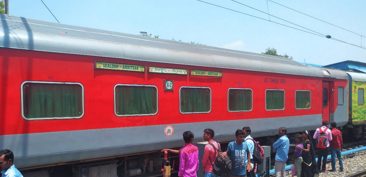 Army jawan and passengers beat up Deputy CTI in Jallianwala Bagh Express and two arrested