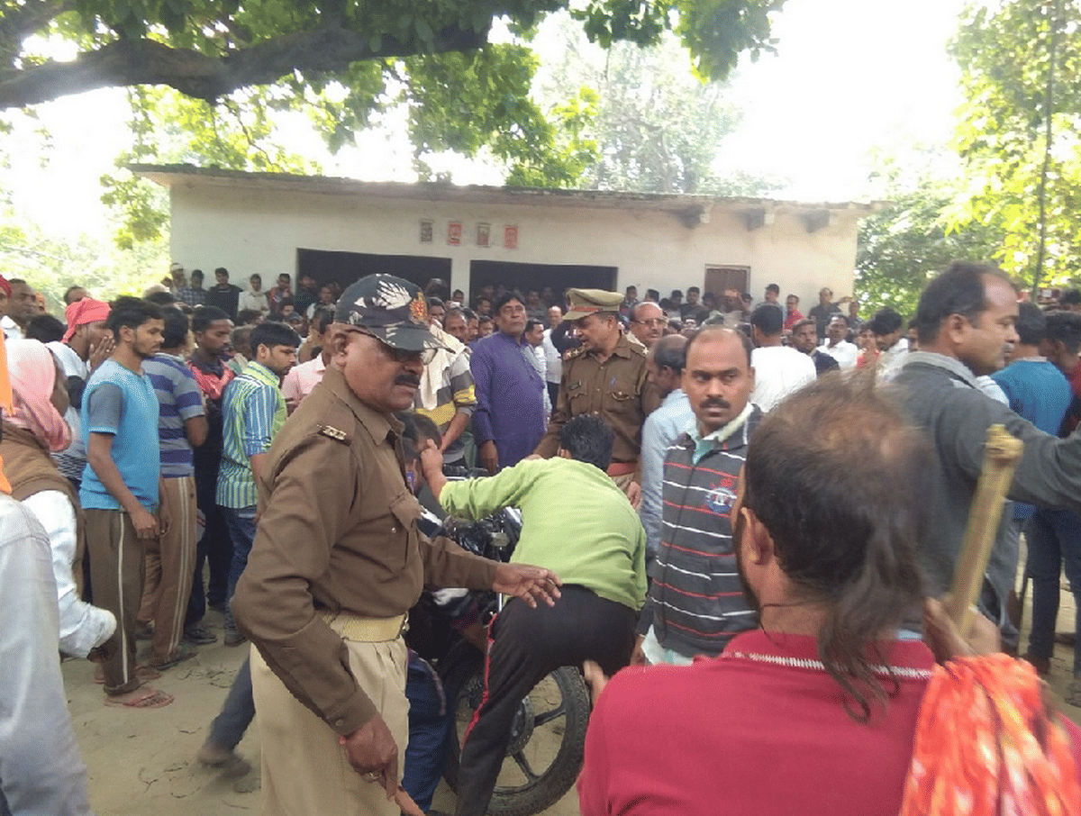 Two people arrested gun shot trying loot in chandvak jaunpur