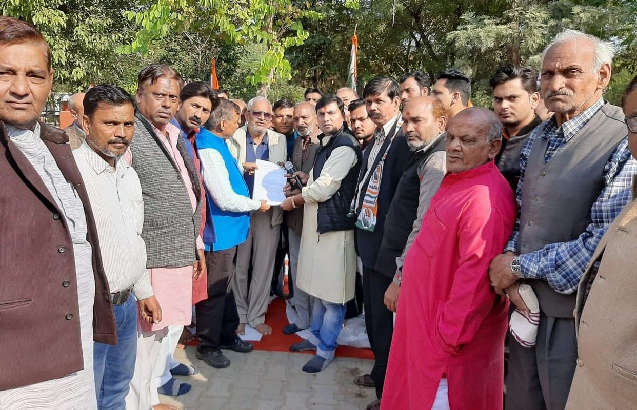 Hathras: Congressmen staged a sit-in demonstration in collectorate over various problems