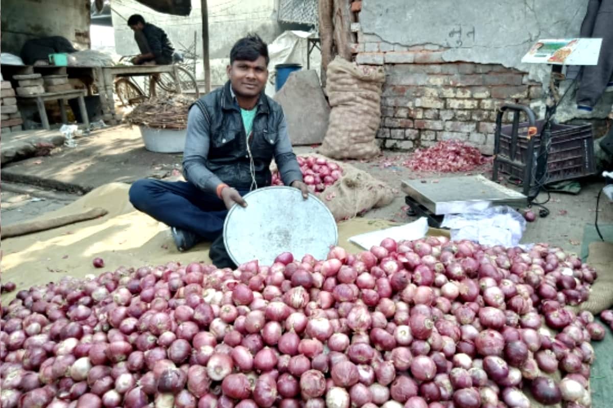 Onion sold in Wholesale market price 25 rupees kg in gorakhpur