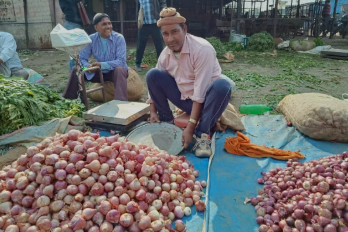 Onion sold in Wholesale market price 25 rupees kg in gorakhpur