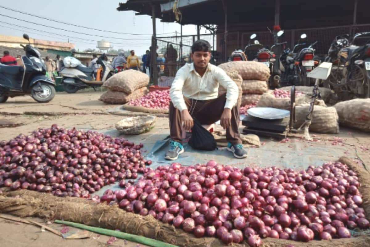 Onion sold in Wholesale market price 25 rupees kg in gorakhpur