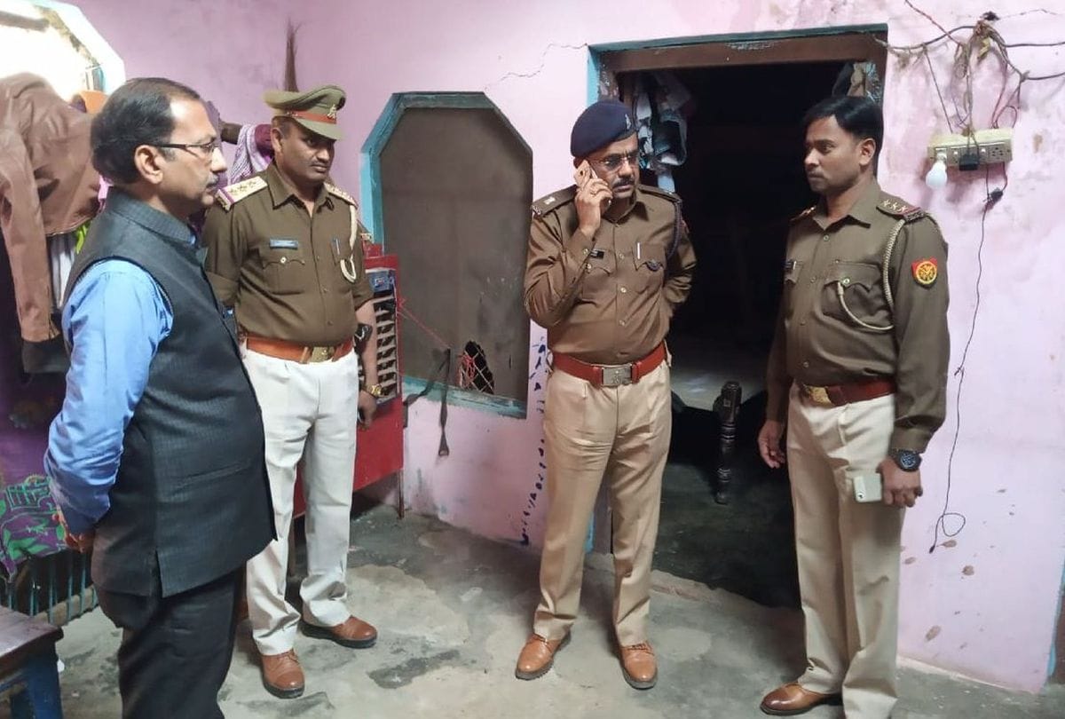 Minor Girl Hanged Alive After Molestation Crime News Mainpuri
