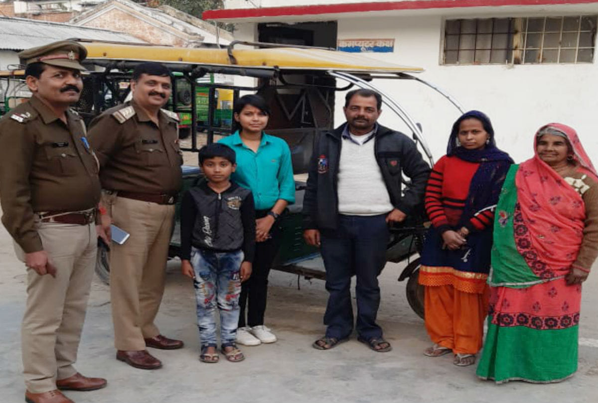 Police Celebrate Daughters Birthday in Lohamandi Station