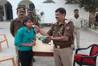 Police Celebrate Daughters Birthday in Lohamandi Station