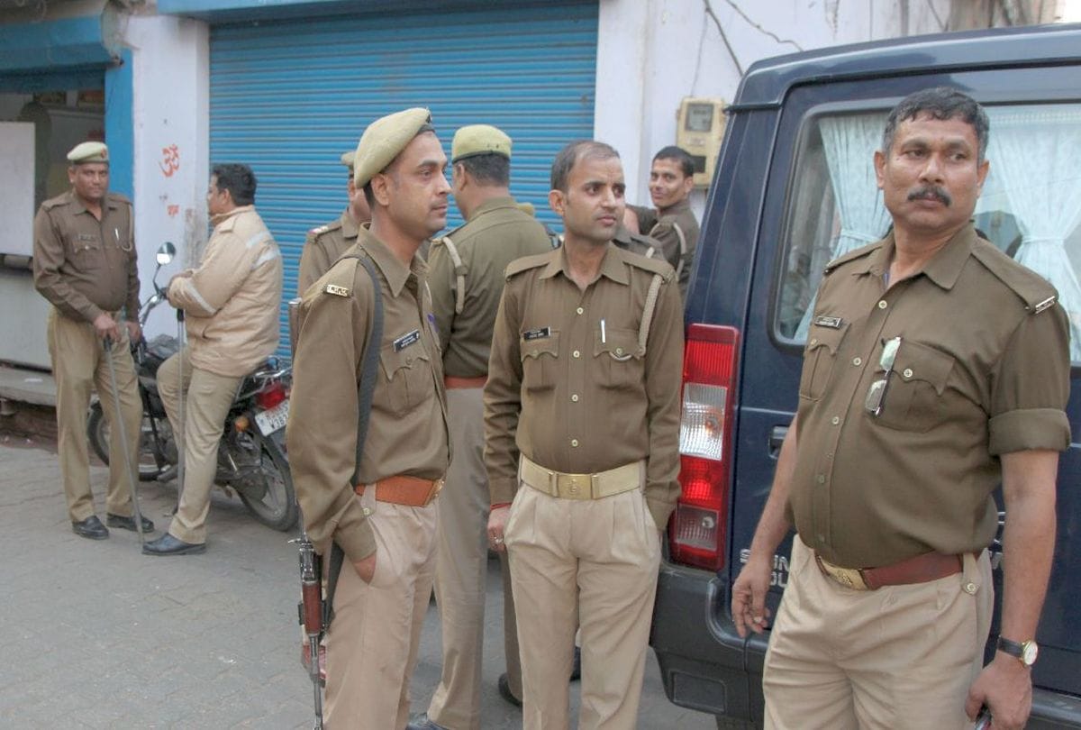 Jaunpur: Tahsildar, who went to capture land, misbehaved, burns coat in attack