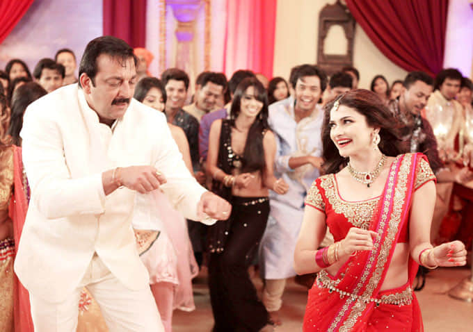 Salman Khan to Shahrukh Khan Bollywood 5 actors romance with younger actress in film