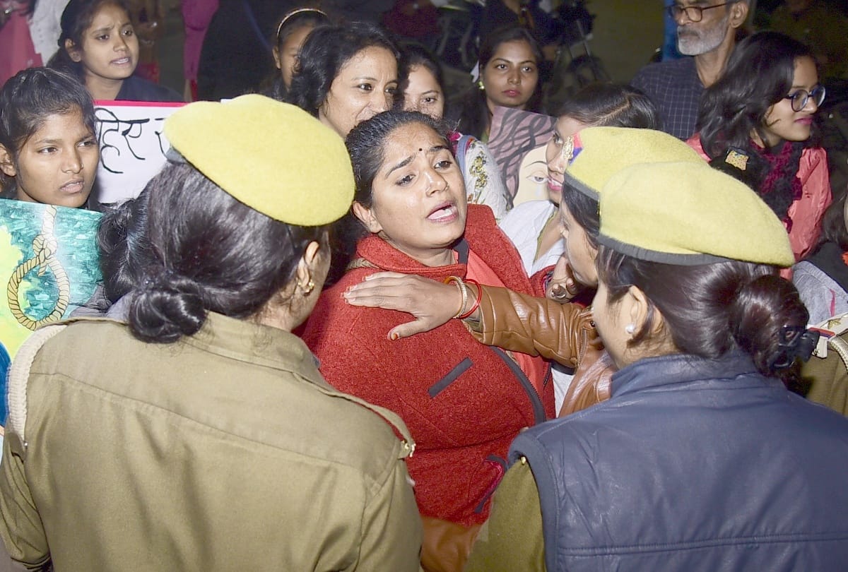 Police misbehaves with the women protesting against Hyderabad gang rape.