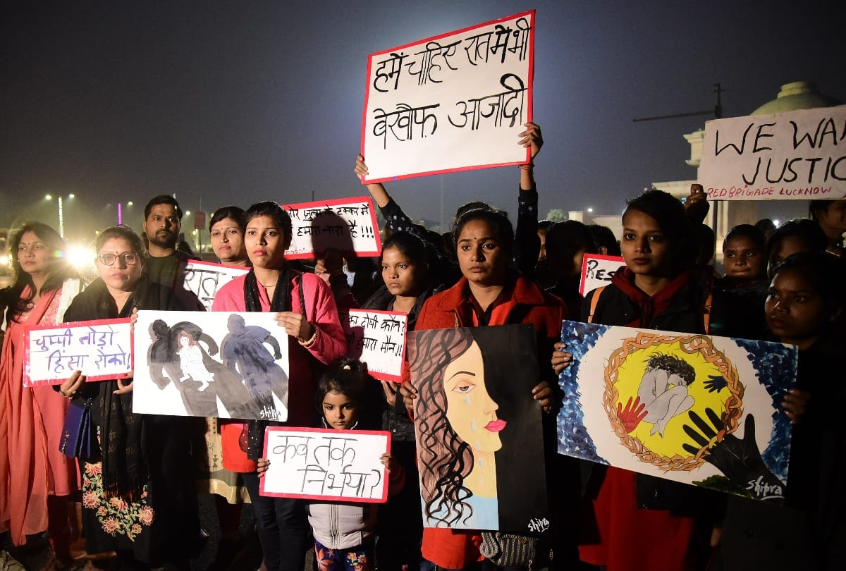 Police misbehaves with the women protesting against Hyderabad gang rape.