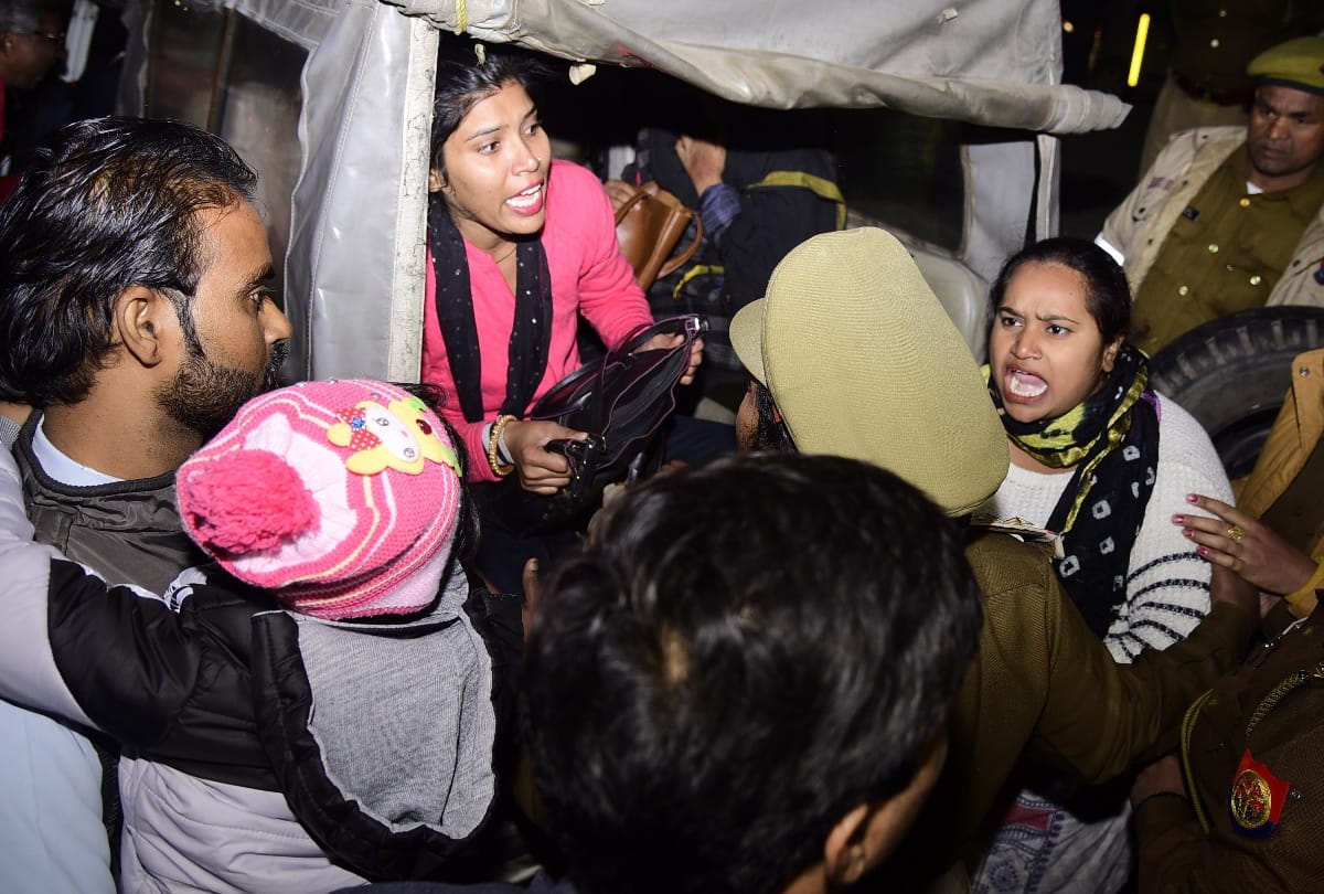 Police misbehaves with the women protesting against Hyderabad gang rape.