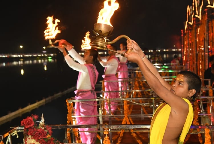Ameesha Patel perform at Geeta Festival in Kurukshetra