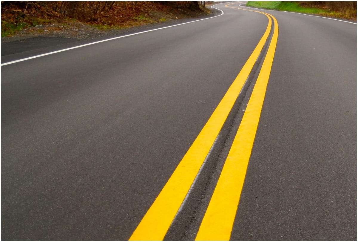 meaning of white and yellow lines on road, road signs, traffic symbols, road accident data 