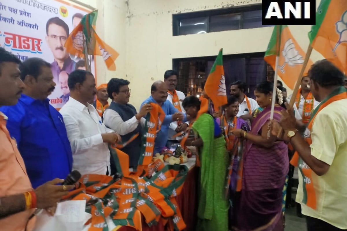 400 Shiv Sena workers joined BJP as they were unhappy with decision to join hands with congress, ncp