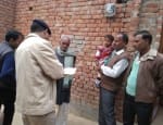 प्रतापपुर में मृतका के मायकापक्ष से बात करते सीओ शर कोहाबाद