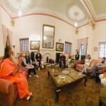 महामंडलेश्वर स्वामी धर्मदेव महाराज से मुलाकात करता पटौदी परिवार