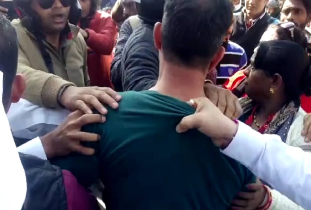 Youth Ruckus and Cut Congress leader Finger by mouth during Cheap onion selling in haldwani