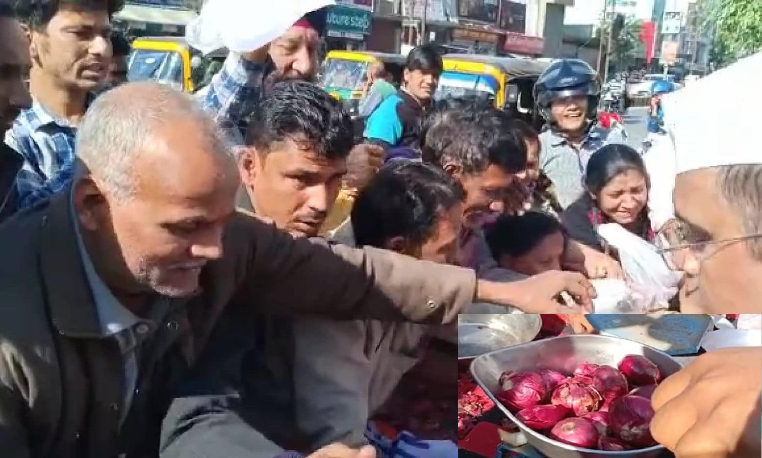 Youth Ruckus and Cut Congress leader Finger by mouth during Cheap onion selling in haldwani