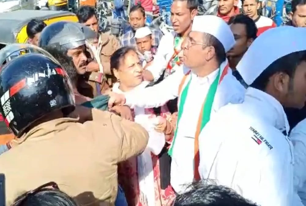 Youth Ruckus and Cut Congress leader Finger by mouth during Cheap onion selling in haldwani