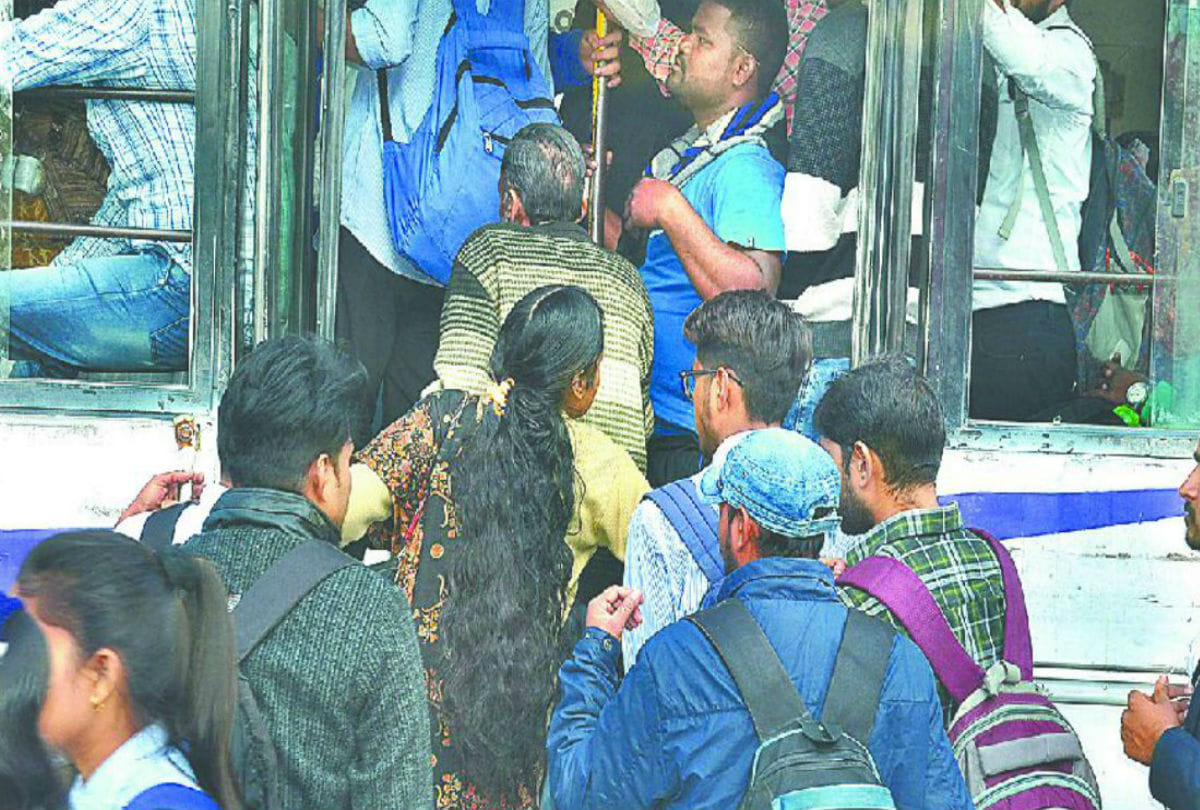 Woman Entry in City Bus Amar Ujala Live Agra