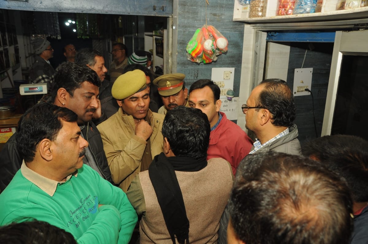 Masked miscreants looted grocery store in Naveen Mandi
