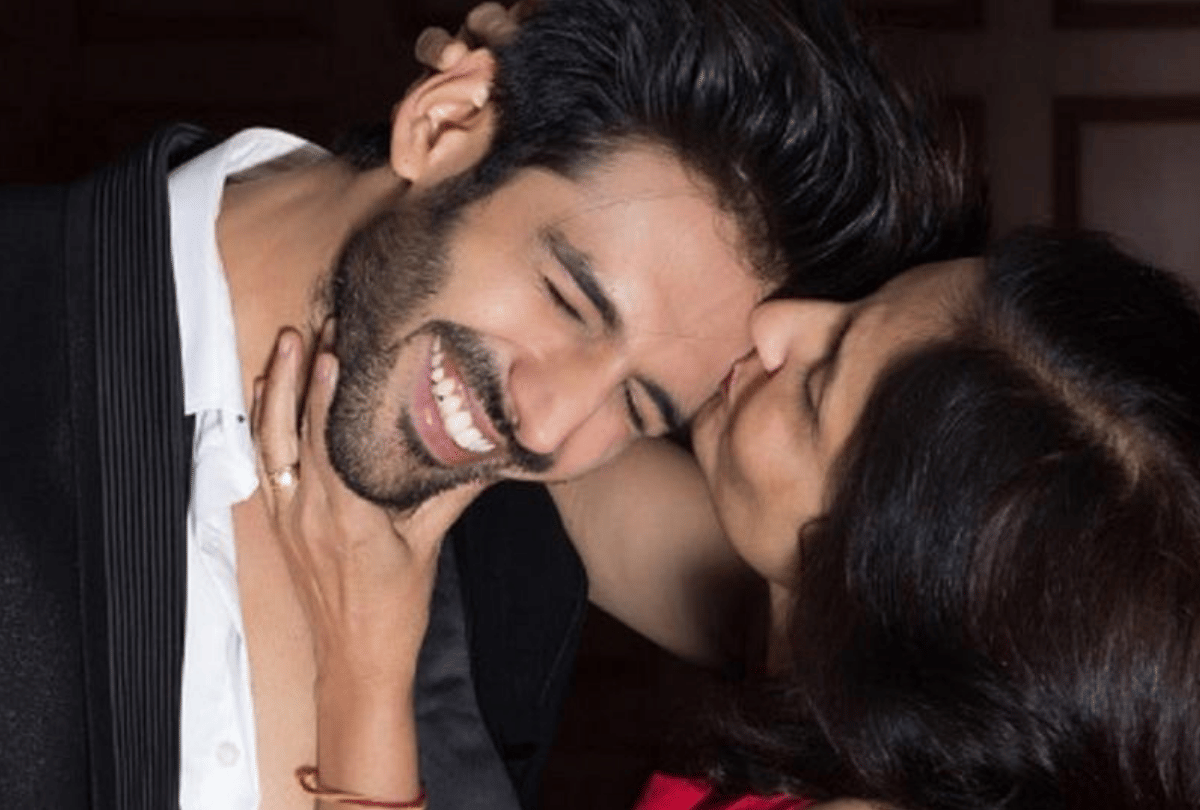 Love Aaj Kal Actor Kartik Aaryan Gifts Mother Green Mini Cooper Car on Her Birthday