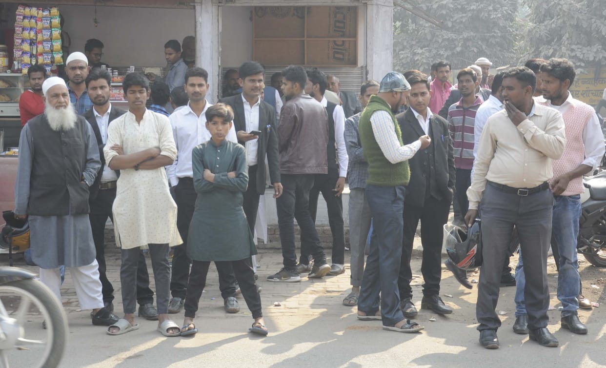 Pratapgarh: Lawyers offer prayers in mosque on police line