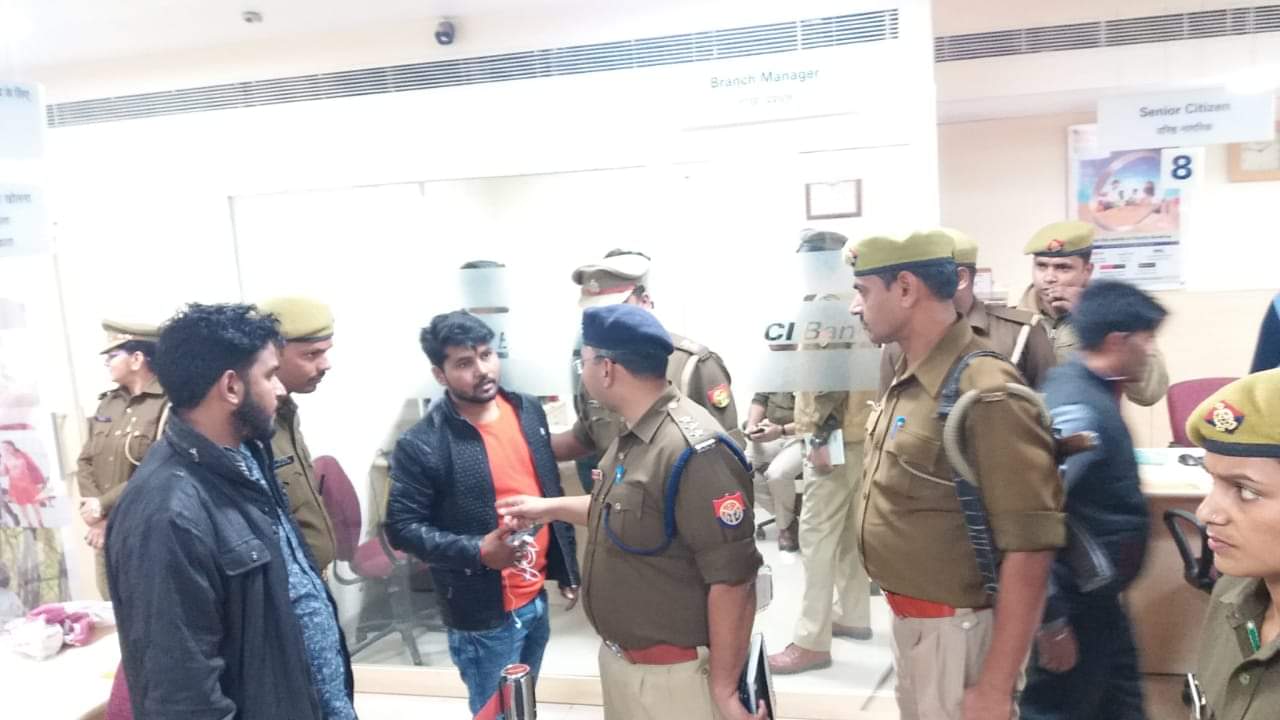 four robbers looted icici bank in basti, live incident covered in cctv footage