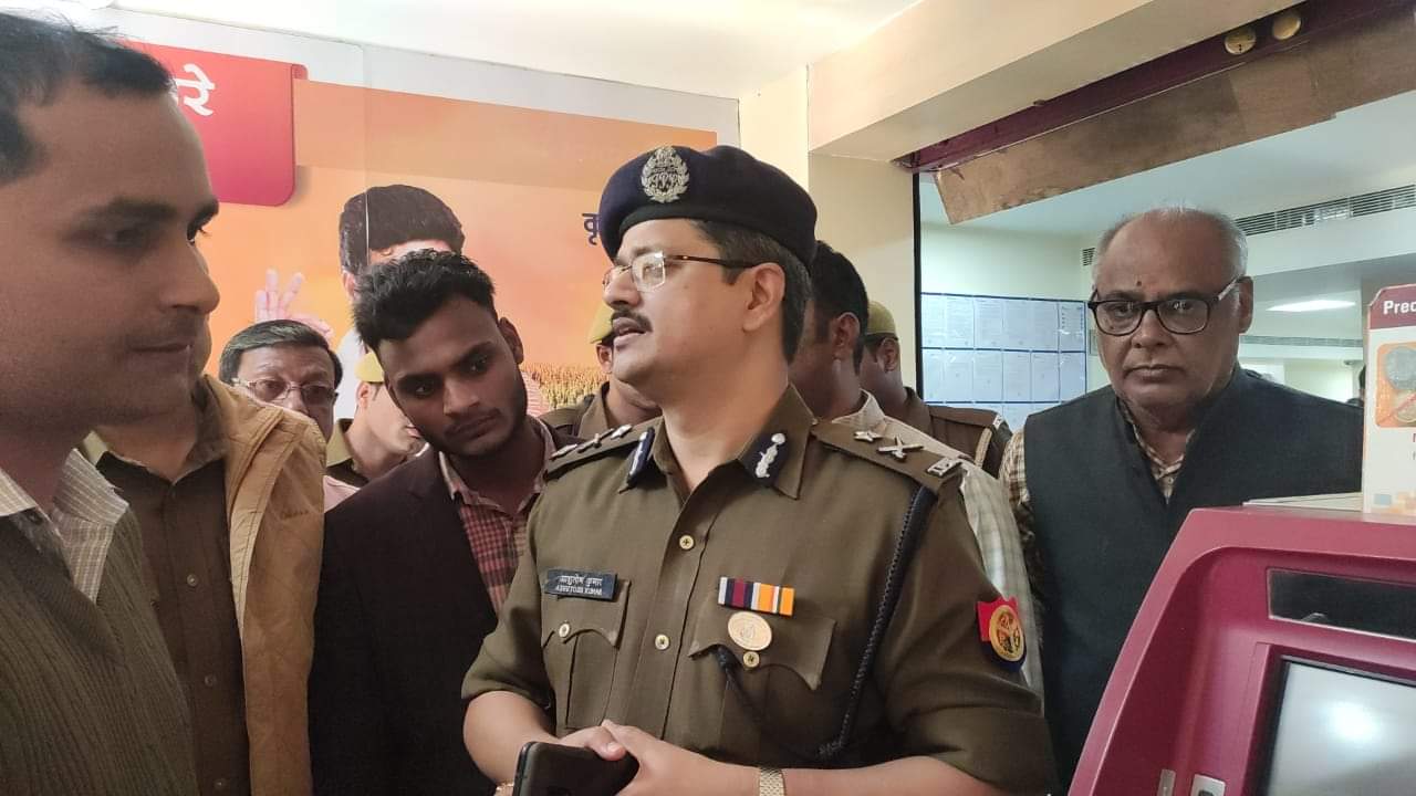 four robbers looted icici bank in basti, live incident covered in cctv footage