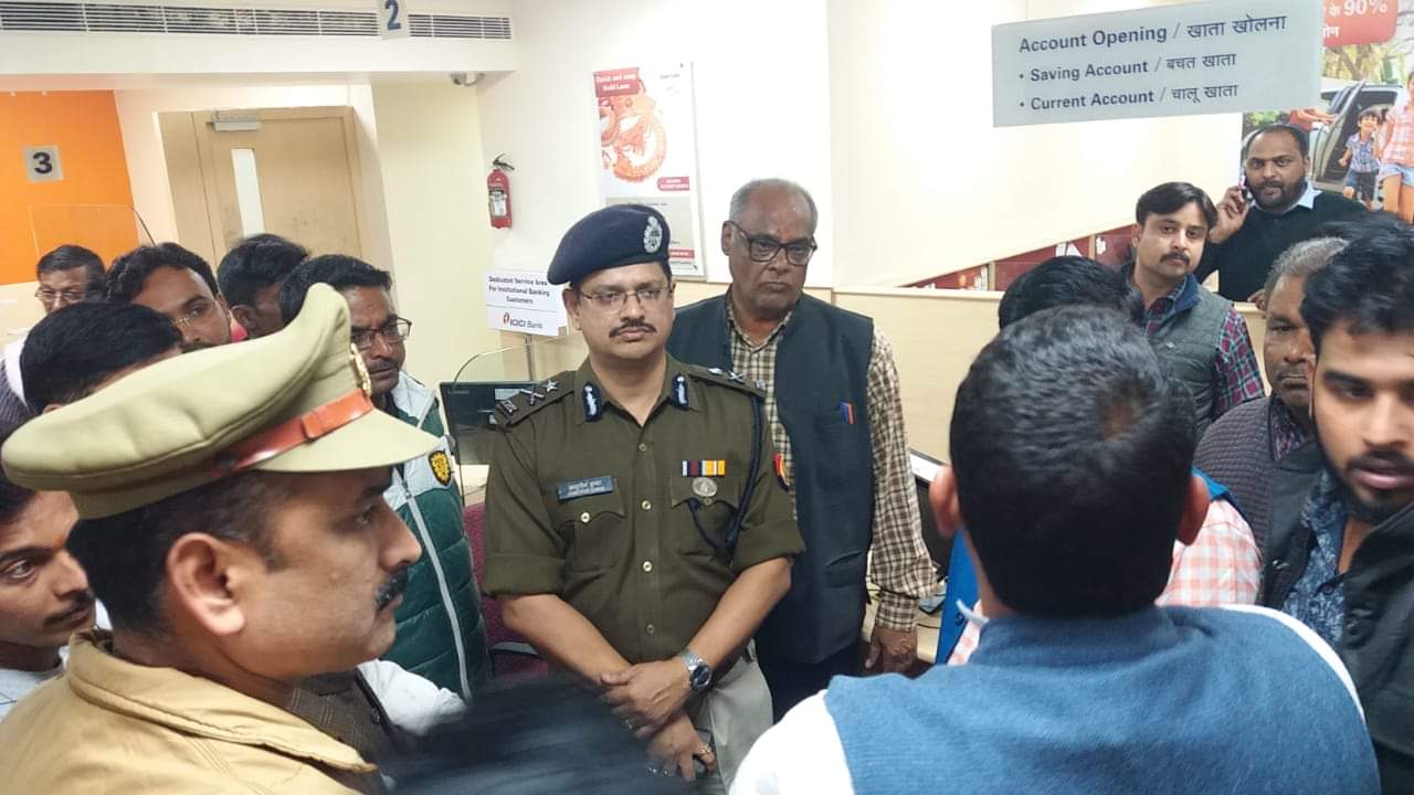 four robbers looted icici bank in basti, live incident covered in cctv footage