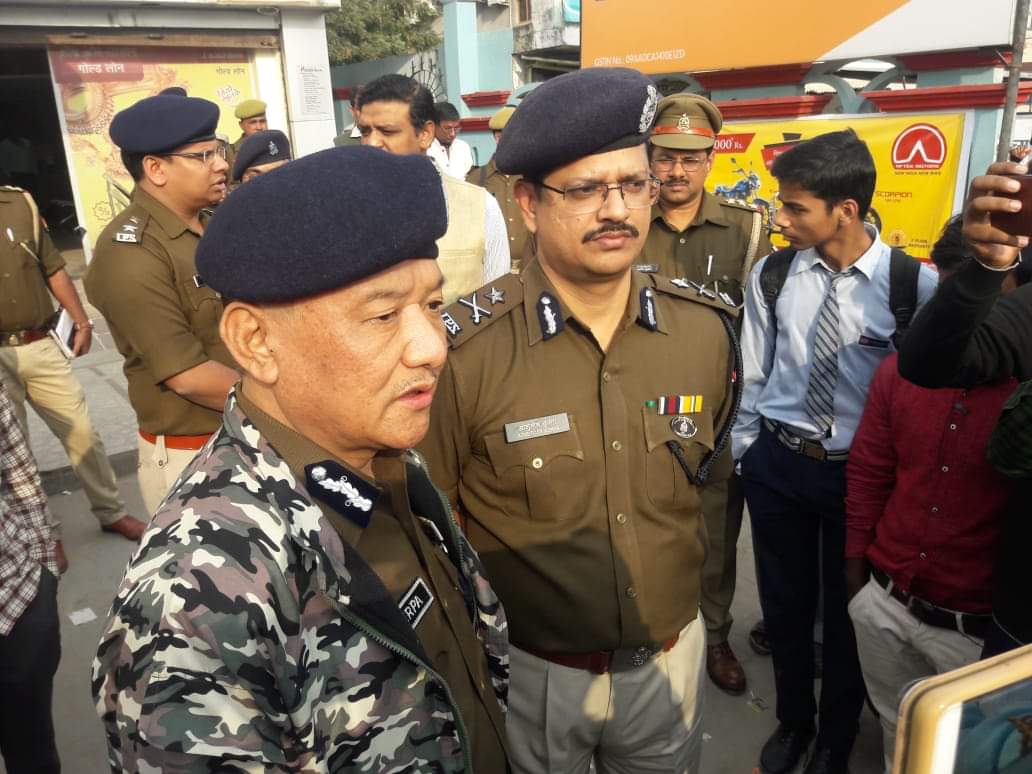 four robbers looted icici bank in basti, live incident covered in cctv footage