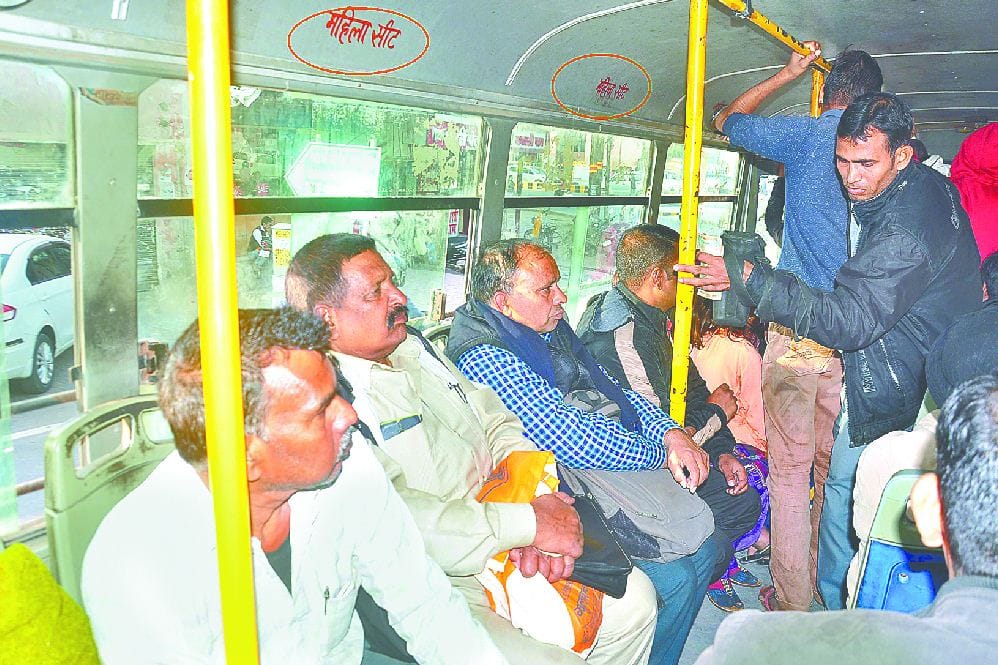 Woman Entry in City Bus Amar Ujala Live Agra