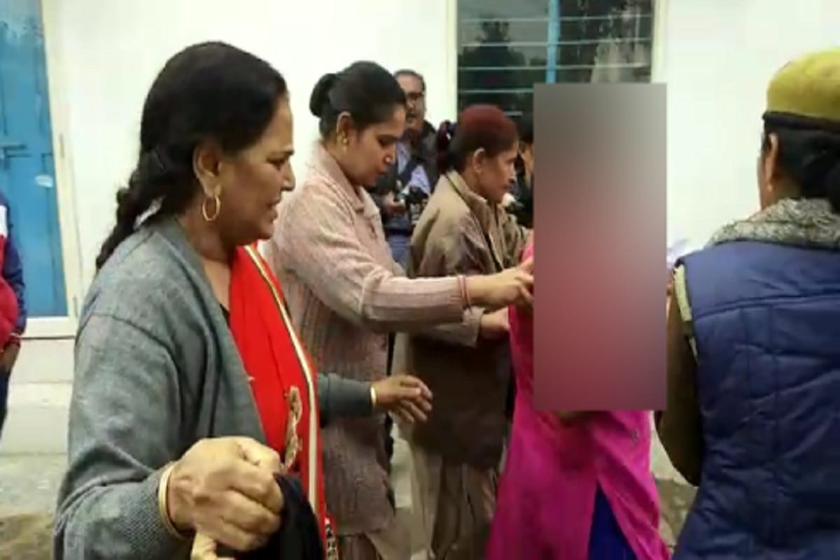 Woman tried to burn herself in front of the SSP office after she did not get justice in Meerut