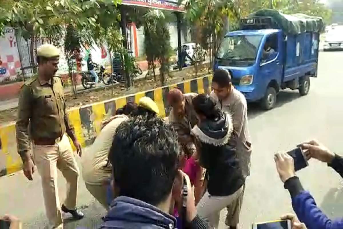 Woman tried to burn herself in front of the SSP office after she did not get justice in Meerut
