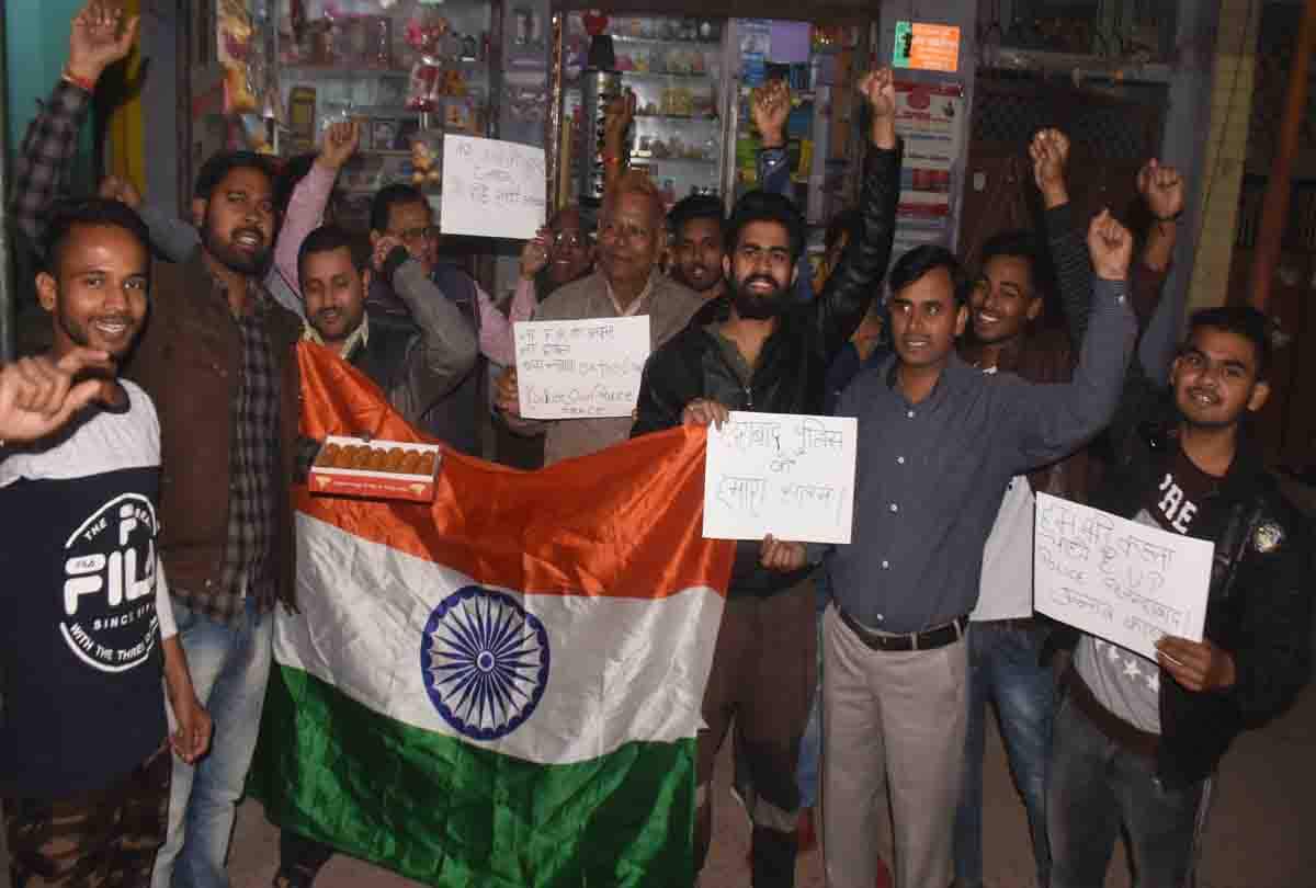Women distributed sweets in the joy of Hyderabad Encounter