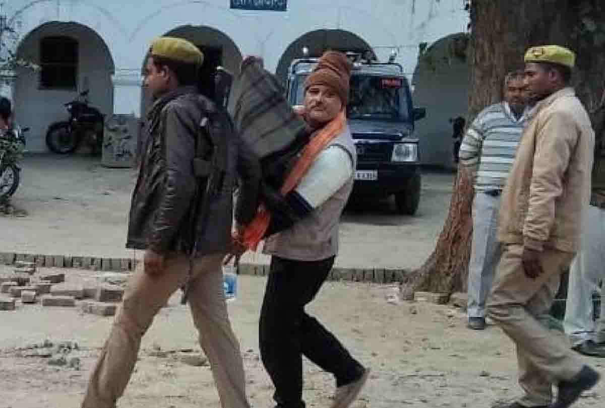 police presented accused in strict protection to the accused who burnt the rape victim