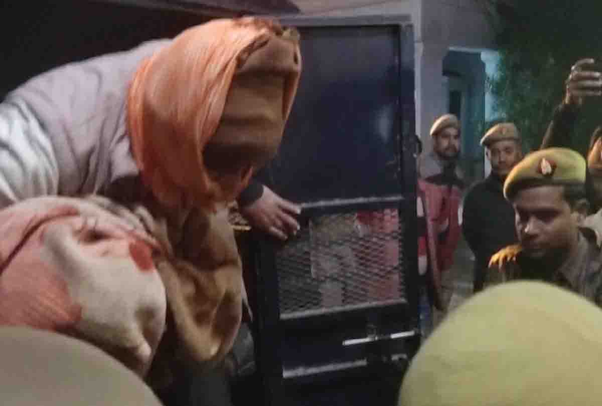police presented accused in strict protection to the accused who burnt the rape victim